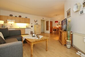 Fernseher, DVD-Player, Bücher, Stereoanlage