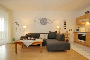 TV, DVD player, books, stereo - Dünenblick Wohnung 05 (Ostseebad Boltenhagen)