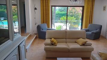 Télévision, cheminée, livres, chaßne hi-fi