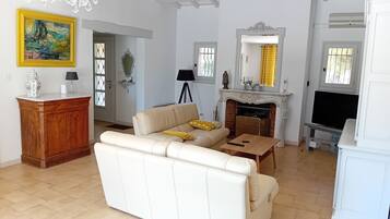 Televisie, een open haard, boeken en een stereo