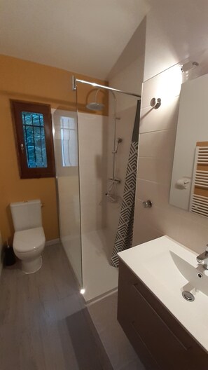Hair dryer, towels, toilet paper - Villa Tranquille, Valescure (Saint-Raphaël)
