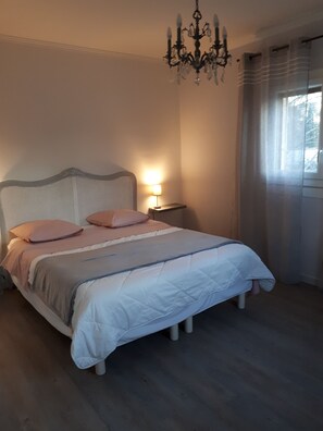 4 chambres, fer et planche à repasser, accès au Wi-Fi (inclus)