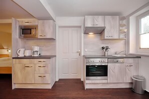 Kühlschrank, Mikrowelle, Ofen, Herdplatte