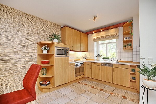 ثلاجة، ميكروويف، فرن، موقد طهي مسطح