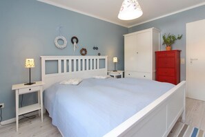 1 Schlafzimmer, Reisekinderbett