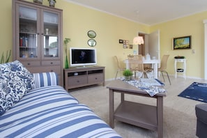 Fernseher, Bücher, Stereoanlage