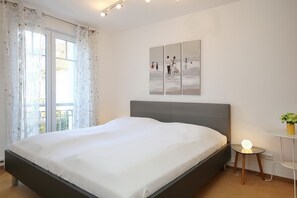 2 Schlafzimmer, Reisekinderbett