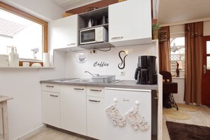 Kühlschrank, Mikrowelle, Herdplatte, Wasserkocher mit Kaffee-/Teezubehör