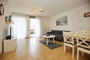 Fernseher, Bücher, Stereoanlage