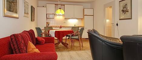 Fernseher, DVD-Player, Bücher, Stereoanlage