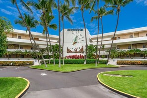 Property grounds - Special Rate! Ground Floor at Royal Sea Cliff, Central AC! (Kailua-Kona)