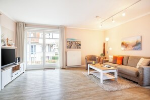 TV, bøker og stereoanlegg