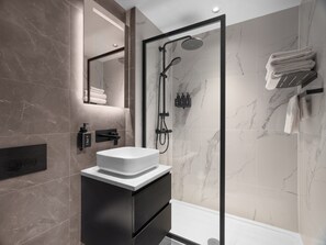 Shower, free toiletries, hair dryer, soap - Radisson RED London Gatwick Airport (Crawley)
