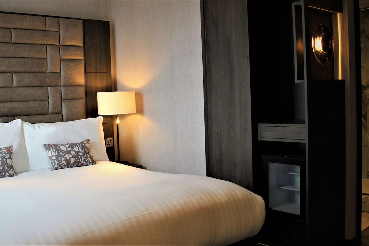 Egyptian cotton sheets, premium bedding, down duvets, minibar