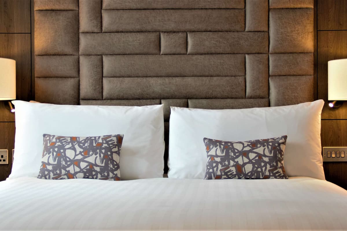 1 bedroom, egyptian cotton sheets, premium bedding, down duvets