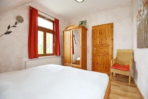 2 chambres, lit de bébé portatif