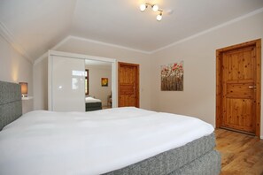 2 Schlafzimmer, Reisekinderbett