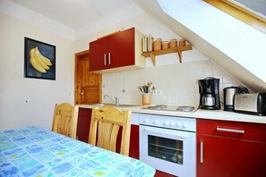 Réfrigérateur, four à micro-ondes, un four, surface de cuisson