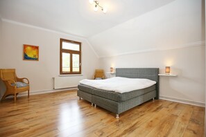 2 Schlafzimmer, Reisekinderbett
