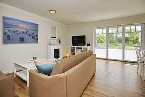 Fernseher, Kamin, Stereoanlage