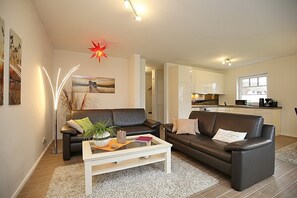 Fernseher, DVD-Player, Bücher, Stereoanlage