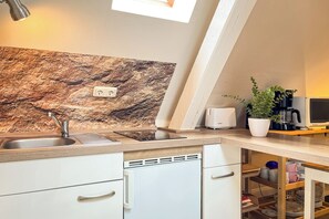 ثلاجة، ميكروويف، موقد طهي مسطح، ماكينة لصنع القهوة/الشاي