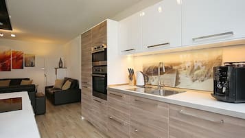 Kühlschrank, Mikrowelle, Ofen, Herdplatte