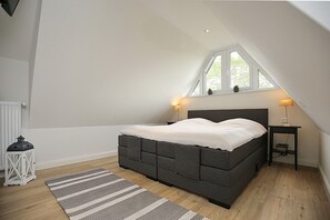 3 Schlafzimmer, Schreibtisch, Bügeleisen/Bügelbrett, Reisekinderbett