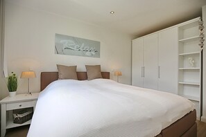 3 Schlafzimmer, Schreibtisch, Bügeleisen/Bügelbrett, Reisekinderbett