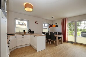 ثلاجة، فرن، موقد طهي مسطح، غسالة أطباق