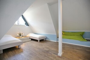 3 عدّة غرف نوم ومكتب ومكواة/لوح كي وسرير سفر