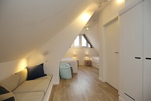 3 عدّة غرف نوم ومكتب وسرير سفر وواي فاي مجانًا