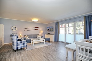 Fernseher, DVD-Player, Bücher, Stereoanlage