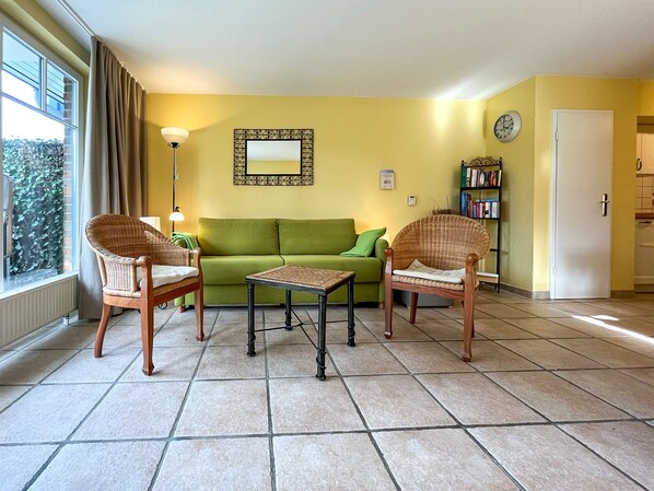 Fernseher, DVD-Player, Bücher, Stereoanlage