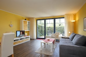 Fernseher, DVD-Player, Bücher