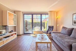 Télévision, lecteur de DVD, livres