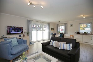 Fernseher, DVD-Player, Stereoanlage