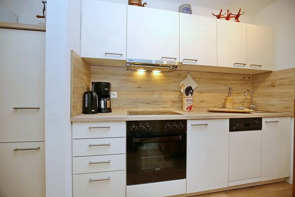 Kühlschrank, Mikrowelle, Ofen, Herdplatte
