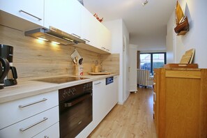 Fridge, microwave, oven, stovetop - Papillon Wohnung 01-4 (Ostseebad Boltenhagen)