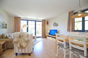 Fernseher, DVD-Player, Bücher, Stereoanlage