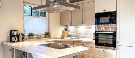 Frigorifero, microonde, forno, piano cottura