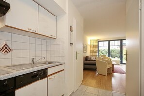 Jääkaappi, uuni, liesi, astianpesukone