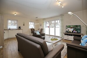 TV, DVD player, books, stereo - Reethaus Am Mariannenweg 01b - Bata (Boltenhagen)