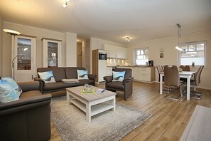 Fernseher, DVD-Player, Bücher, Stereoanlage