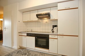 ثلاجة، فرن، موقد طهي مسطح، غسالة أطباق