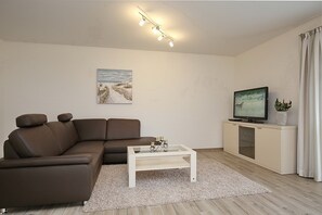 Fernseher, DVD-Player, Bücher, Stereoanlage