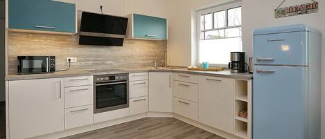 Køleskab, mikrobølgeovn, ovn, kogeplade