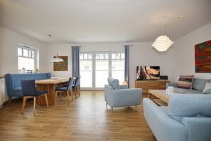 Fernseher, DVD-Player, Bücher, Stereoanlage