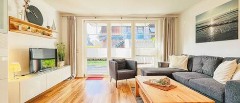 Tv, dvd-afspiller, bøger, stereoanlæg