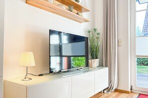 Fernseher, DVD-Player, Bücher, Stereoanlage